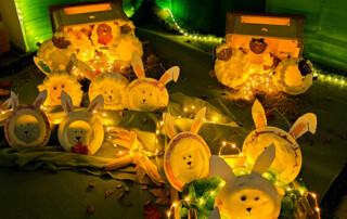 Die Laternen liegen auf Dekoriertem Hintergrund ausgestellt.