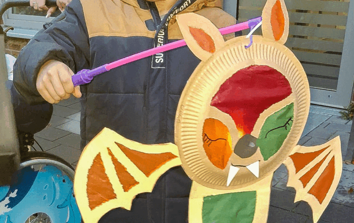 Ein Kind läuft mit seiner Laterne den Umzug mit.