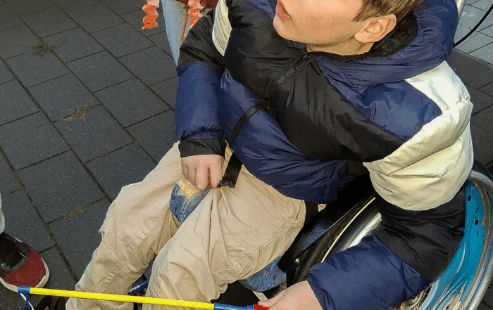 Eine Person im Rollstuhl hält seine Laterne in der Hand.