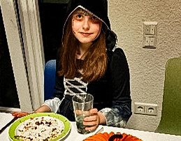 Eine verkleidete Person schaut in die Kamera für ein Foto.