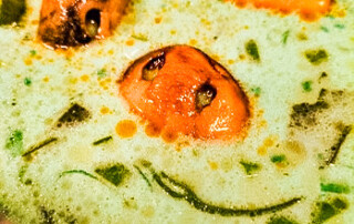 Ein Teller mit Halloween Essen darauf.