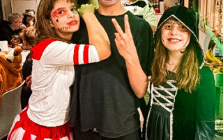 Drei verkleidete Personen stehen zusammen für ein Foto.