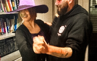 Zwei verkleidete Personen tanzen zusammen.