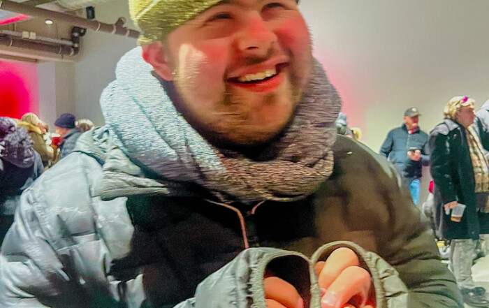 Eine Person steht im Stadion und freut sich.