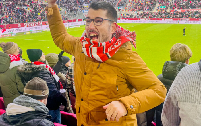 Ein Bewohner freut sich über das Tor und jubelt.