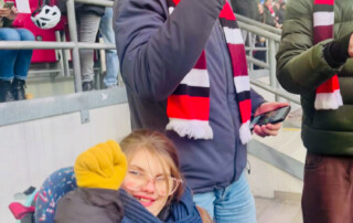 Zwei Personen ballen die Fäuste und jubeln.