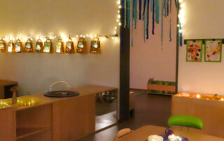 Ein dekoriertes und geschmücktes Zimmer.