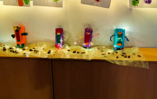 Eine Kommode mit dekorierten Figuren.