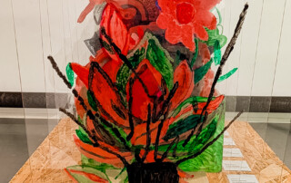 Ein Kunstwerk ausgestellt auf einem großen Tisch.