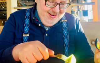 Ein Bewohner genießt sein Essen.