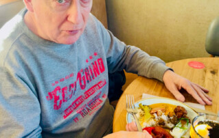 Ein Bewohner genießt sein Essen.