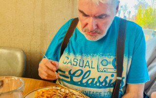 Ein Bewohner genießt sein Essen.