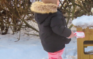 Ein Kind spielt im Schnee.
