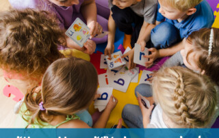 Kinder sitzen mit einer Erwachsenen im Kreis und schauen sich Buchstaben an.