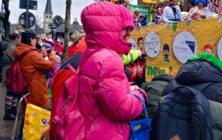 Eine verkleidete Bewohnerin schaut sich den Umzug an.