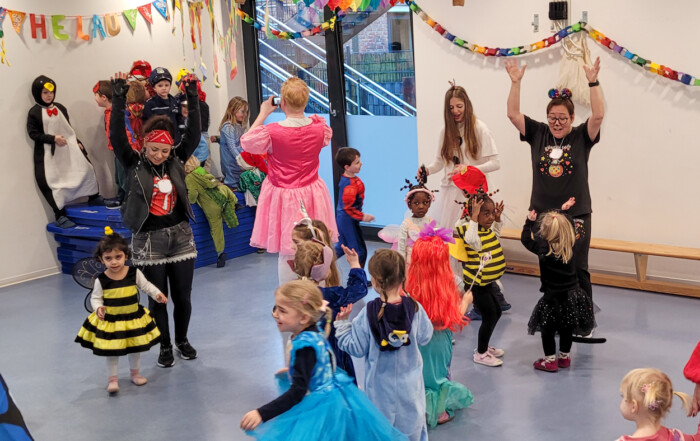 Die verkleideten Kinder tanzen zur Musik.