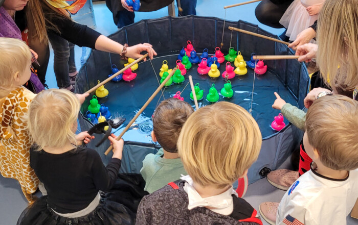 Kinder spielen Entenfischen