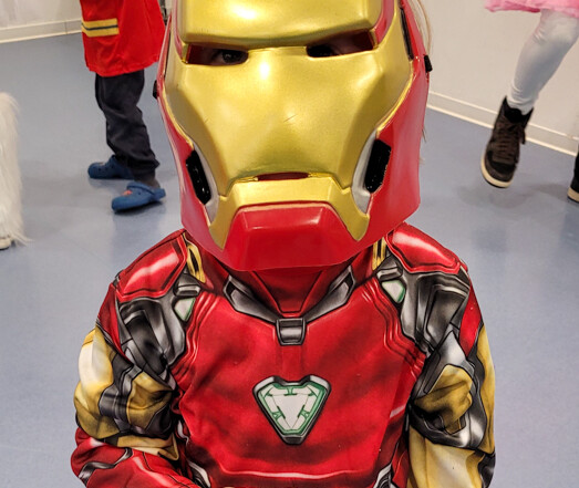 Ein Kind verkleidet als Iron Man posiert für ein Foto