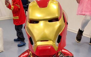 Ein Kind verkleidet als Iron Man posiert für ein Foto