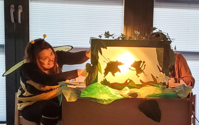 Ein Schatten-Theater wird vorgeführt.