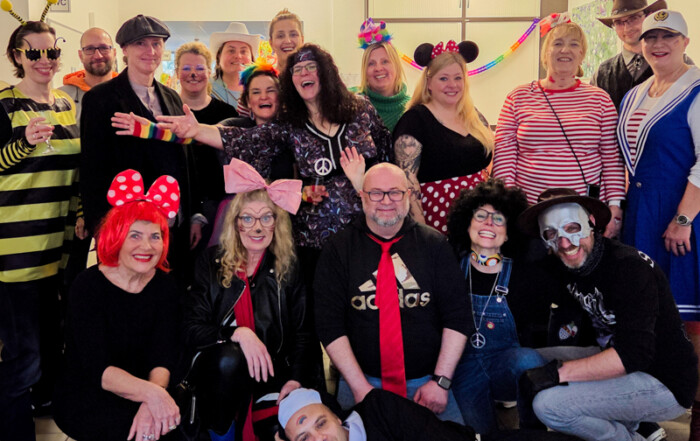 Ein Gruppenfoto von den verkleideteten Jecken.