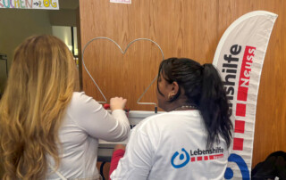 Ein Bild auf dem Angestellte das Spiel Heißer Draht spielen.