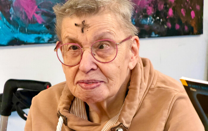 Ein Foto einer Bewohnerin mit Aschekreuz auf der Stirn