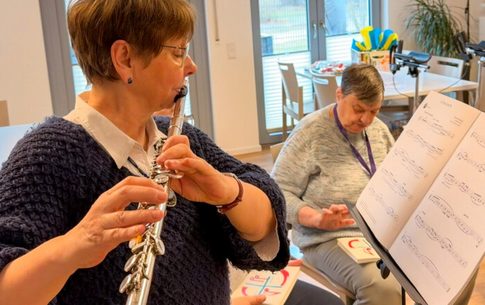 Eine Frau spielt Querflöte