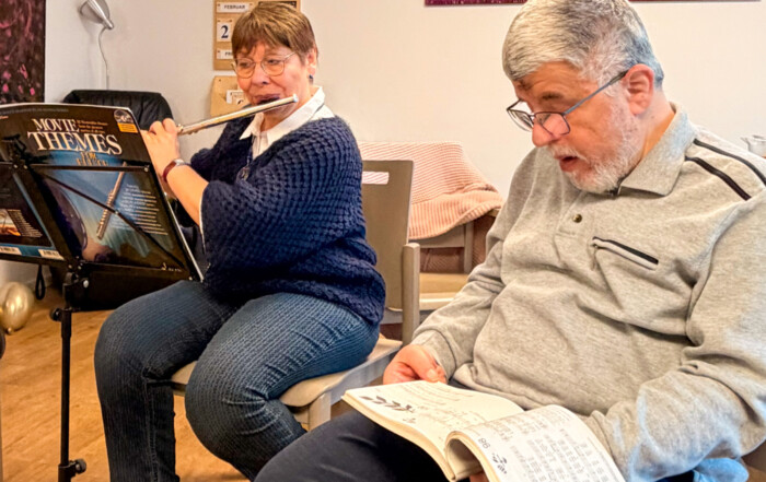 Es werden Lieder gesungen und die Querflöte begleitet.