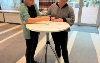 Zwei Mitarbeiterinnen tauschen sich aus.