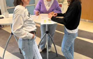 Drei Mitarbeiterinnen tauschen sich aus.