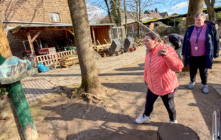 Eine Bewohnerin spielt ebenfalls das Wurf-SPiel.