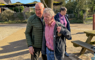 Ehrenamtler Theo und ein Bewohner spielen das Wurf-Spiel.