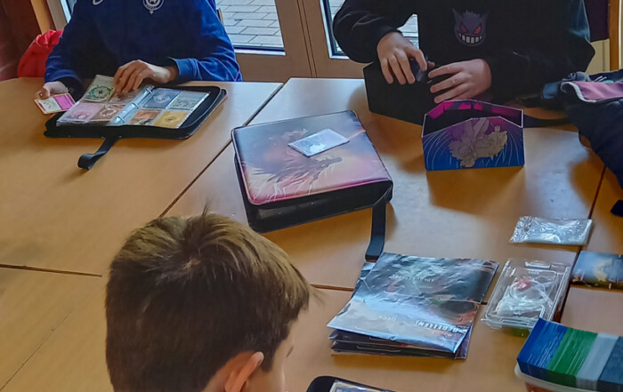 Mehrere Kinder spielen mit den Karten.