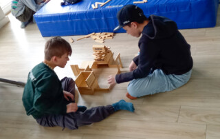 Mehrere Kinder bauen mit Holzklötzen.