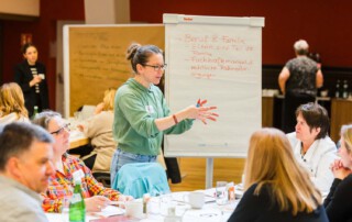 Die Teilnehmenden unterhalten sich fokussiert.