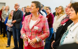 Geschäftsführerin Gesine Eschenburg hört aufmerksam zu.