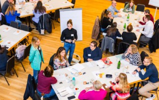 Ein Überblick von oben auf die Teilnehmenden.