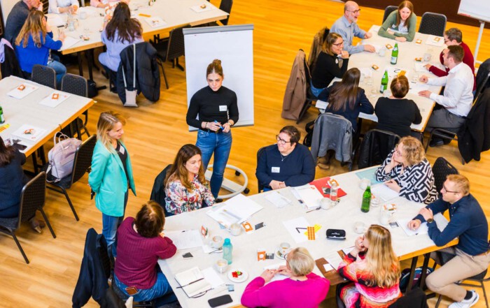 Ein Überblick von oben auf die Teilnehmenden.