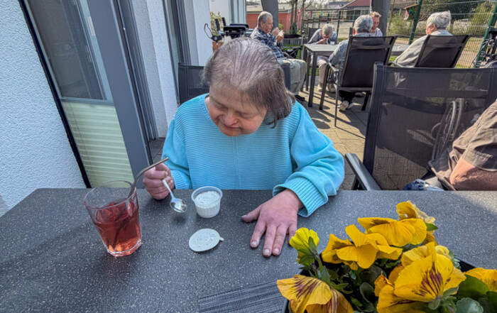 Eine Bewohnerin genießt ihr Eis.