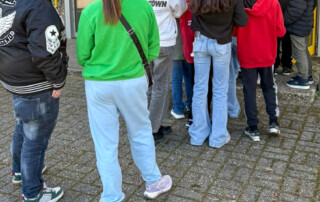 Eine Schlange von Kindern und Jugendlichen vor dem Eingang.
