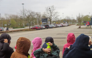 Die Kinder ziehen sich die Warn-Westen an
