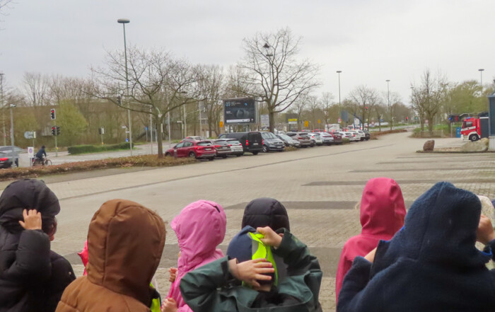 Die Kinder ziehen sich die Warn-Westen an