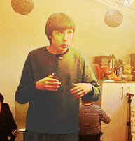 Ein Jugendlicher im Pyjama.