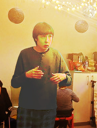 Ein Jugendlicher im Pyjama.