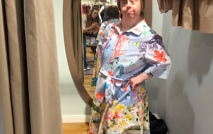 Eine Bewohnerin präsentiert ihr Outfit.