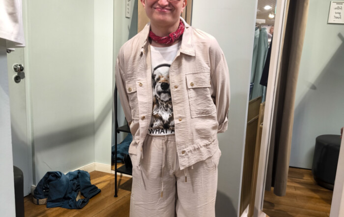 Eine Bewohnerin präsentiert ihr Outfit.