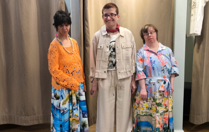 Drei Bewohnerinnen präsentieren ihre Outfits.