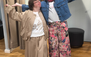 Zwei Bewohnerinnen präsentieren ihre Outfits.