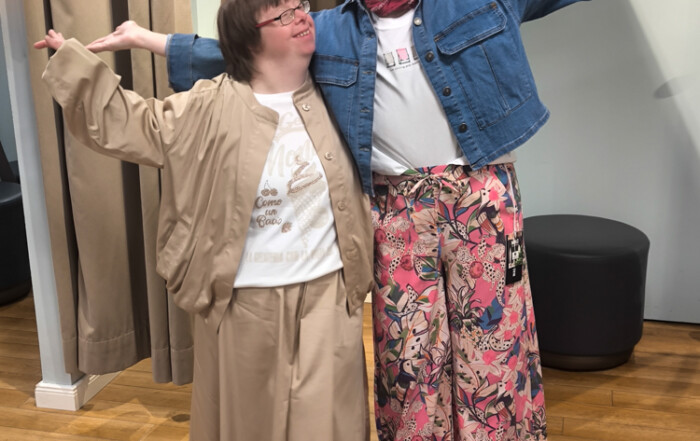 Zwei Bewohnerinnen präsentieren ihre Outfits.